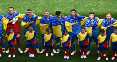 "يلتفون بعلم بلادهم".. ظهور استثنائي لنجوم منتخب أوكرانيا أمام رومانيا في يورو 2024 (صور) 